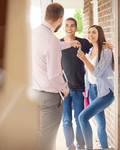 Imagem de um casal recebendo a chave da sua nova casa - consórcio no Tatuapé