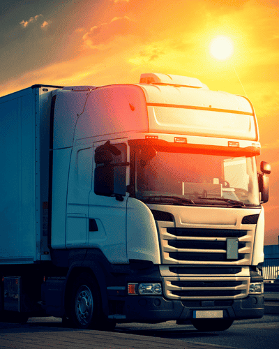 Imagem de um caminhão ao por do sol - consórcio no Tatuapé