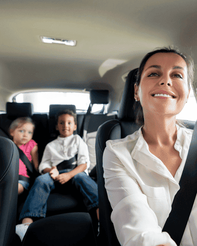 Imagem de uma motorista e seu dois filhos - seguro auto