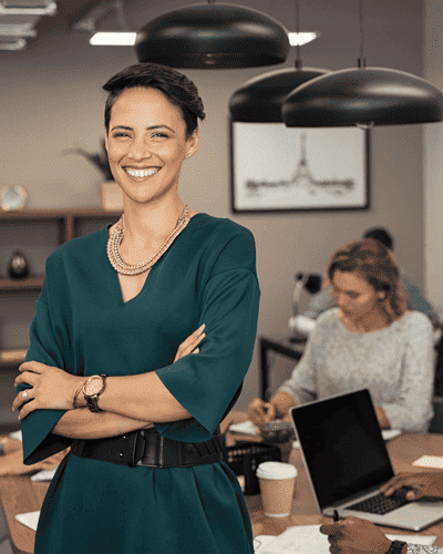 Foto de uma empresarial em seu escritório - seguro empresarial