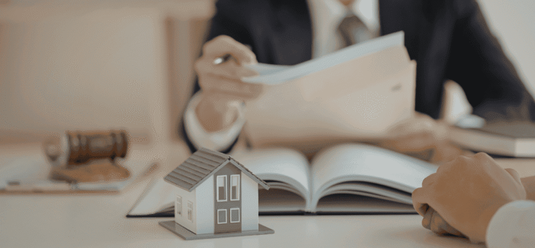 imagem de uma moça lendo um contrato e um mini casinha simulando Consorcio