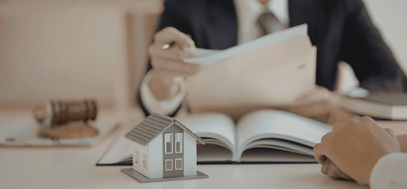 imagem de uma moça lendo um contrato e um mini casinha simulando Consorcio